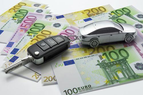 Foto: Autoschlüssel und Geld